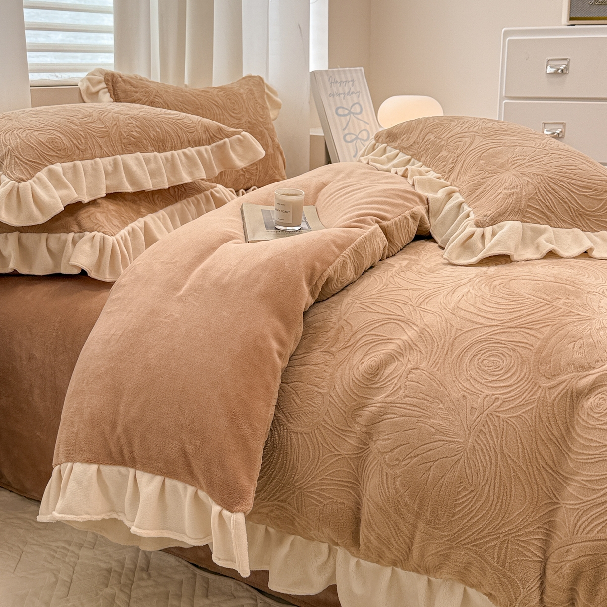 91家纺网 家纺一手货源 找家纺 懒猫家纺 2025新款亲肤舒适牛奶绒四件套-千寻花语系列 千寻花语-米咖