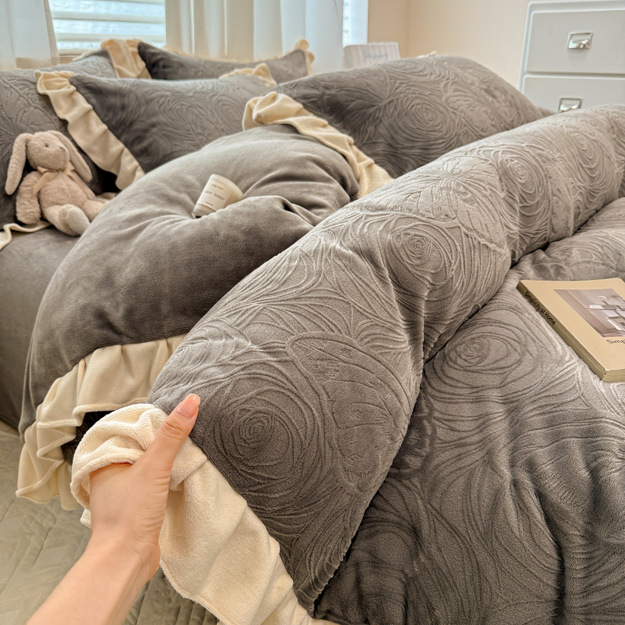 91家纺网 家纺一手货源 找家纺 懒猫家纺 2025新款亲肤舒适牛奶绒四件套-千寻花语系列 千寻花语-银灰