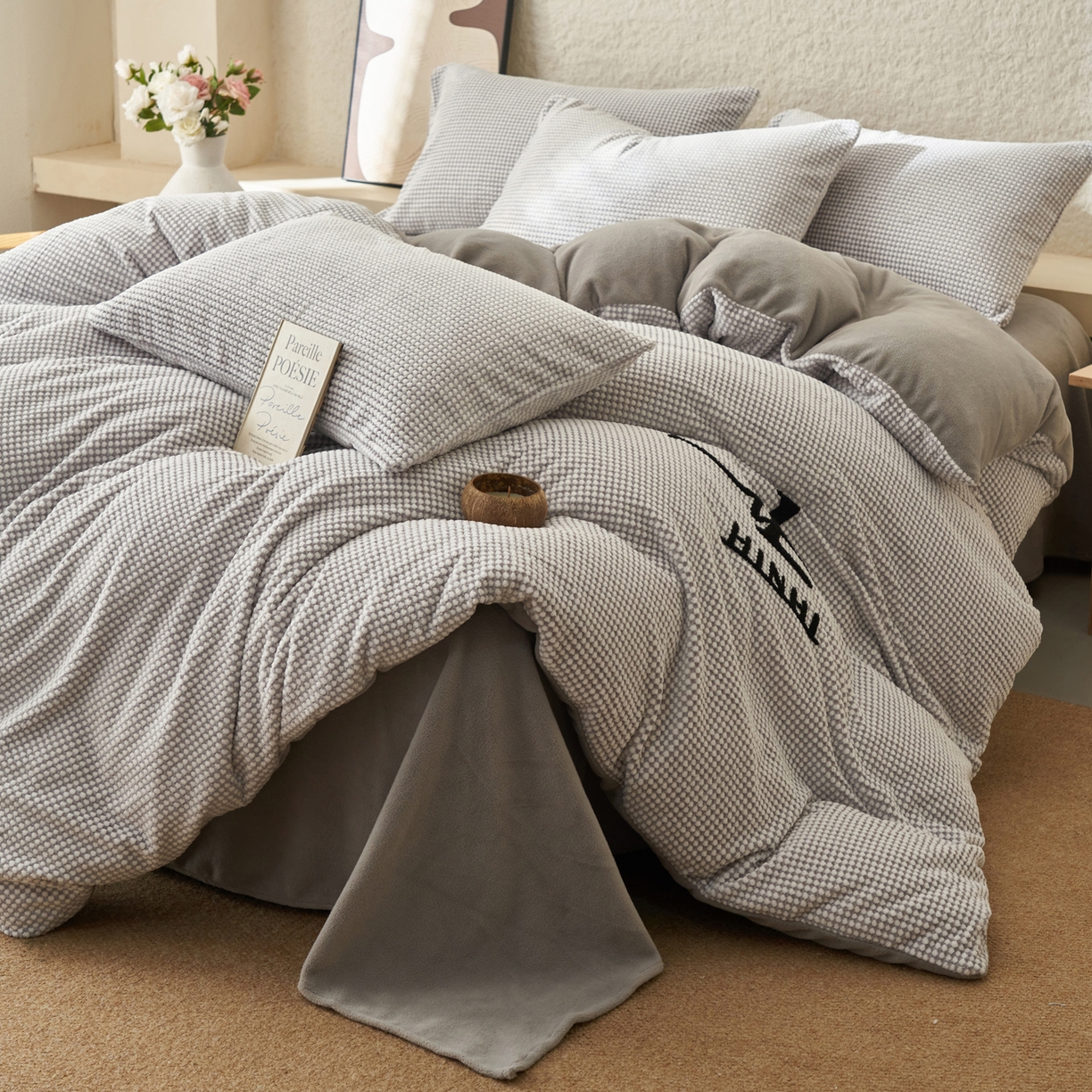 91家纺网 家纺一手货源 找家纺 早晨家纺 2025新款深蓝款阳离子提花牛奶绒四件套 深蓝-灰