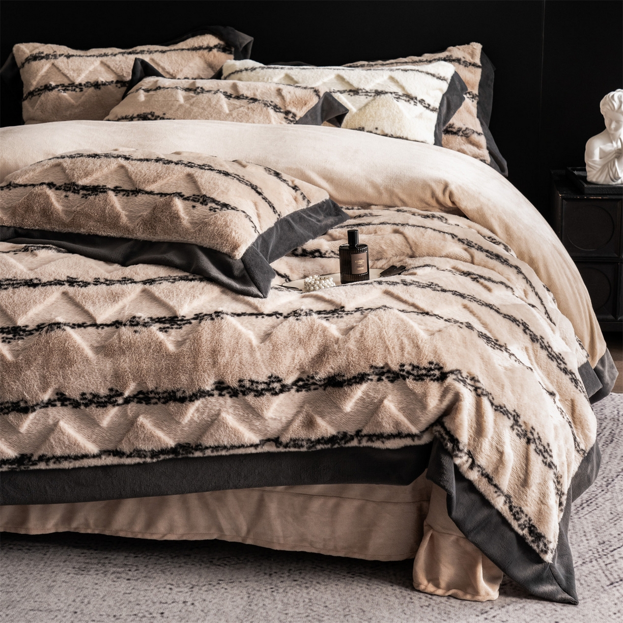 91家纺网 家纺一手货源 找家纺 罗优家纺 2025新款亲肤舒适轻奢仿兔兔绒套件四件套（小号188标准228加大248标准床笠238加大床笠258） 奶茶驼