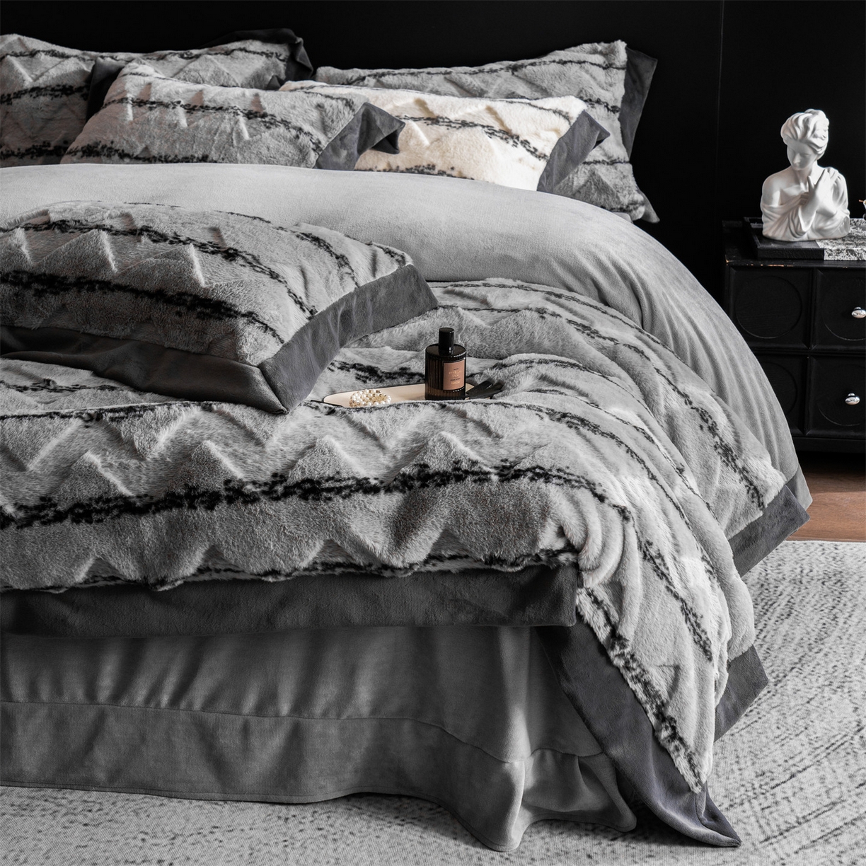 91家纺网 家纺一手货源 找家纺 罗优家纺 2025新款亲肤舒适轻奢仿兔兔绒套件四件套（小号188标准228加大248标准床笠238加大床笠258） 浅灰韵