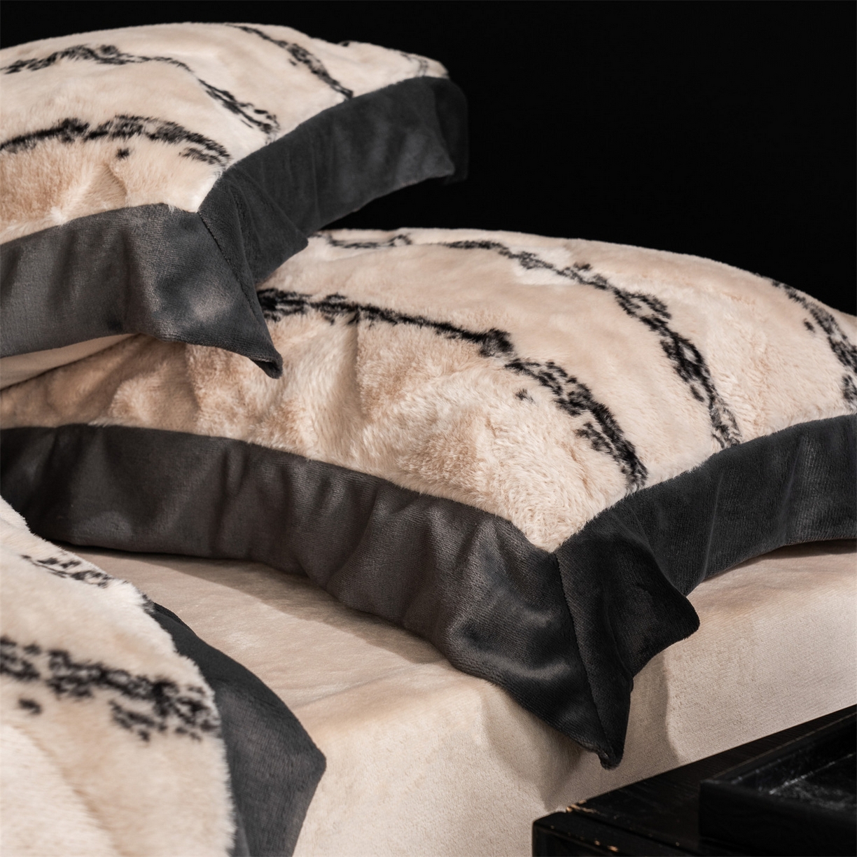 91家纺网 家纺一手货源 找家纺 （总）罗优家纺 2025新款亲肤舒适轻奢仿兔兔绒套件四件套（小号188标准228加大248标准床笠238加大床笠258）