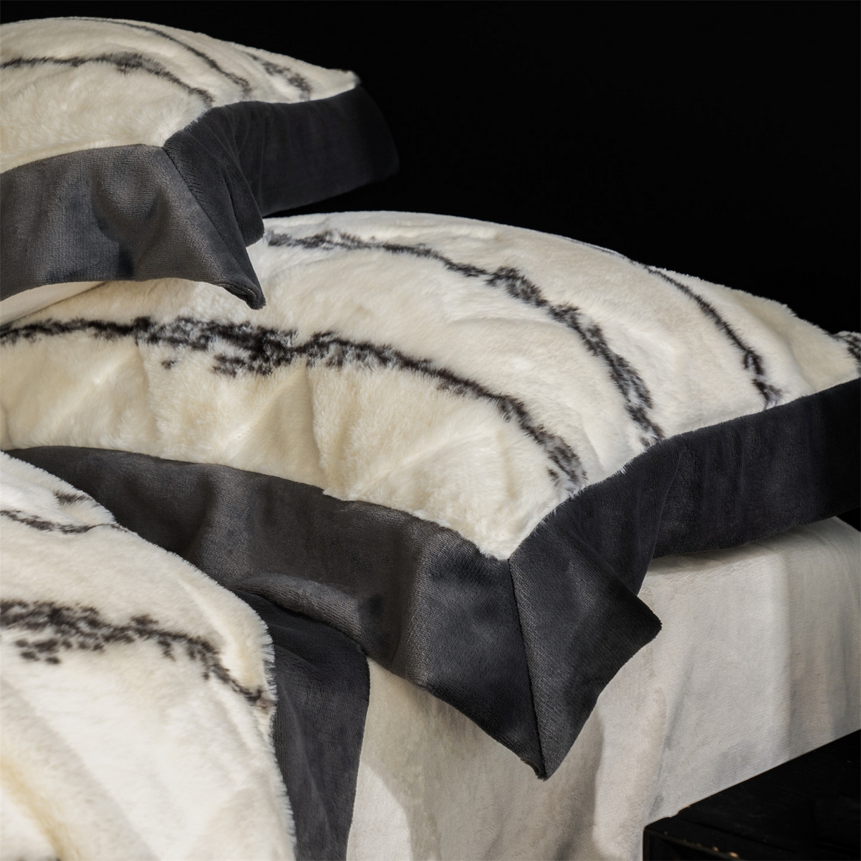 91家纺网 家纺一手货源 找家纺 罗优家纺 2025新款亲肤舒适轻奢仿兔兔绒套件四件套（小号188标准228加大248标准床笠238加大床笠258） 云绒白