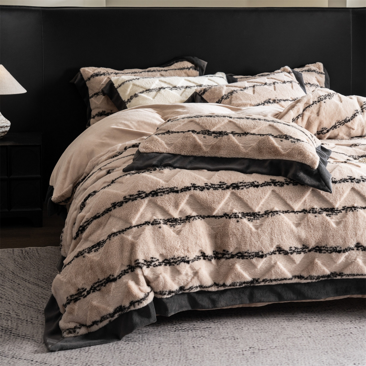 91家纺网 家纺一手货源 找家纺 罗优家纺 2025新款亲肤舒适轻奢仿兔兔绒套件四件套（小号188标准228加大248标准床笠238加大床笠258） 奶茶驼