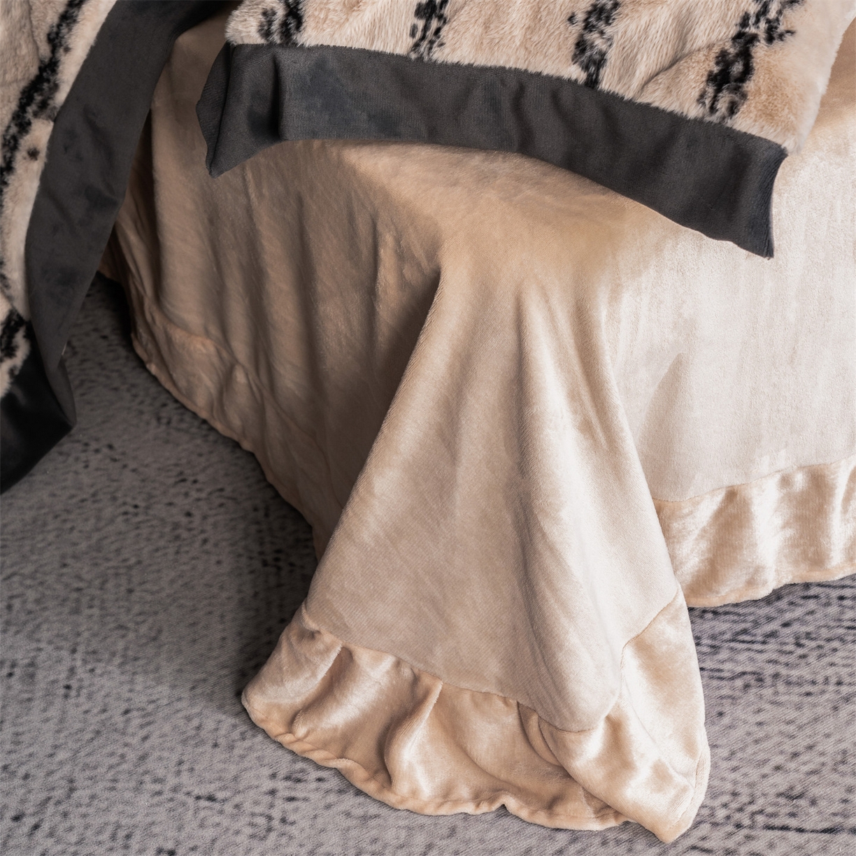 91家纺网 家纺一手货源 找家纺 罗优家纺 2025新款亲肤舒适轻奢仿兔兔绒套件四件套（小号188标准228加大248标准床笠238加大床笠258） 奶茶驼