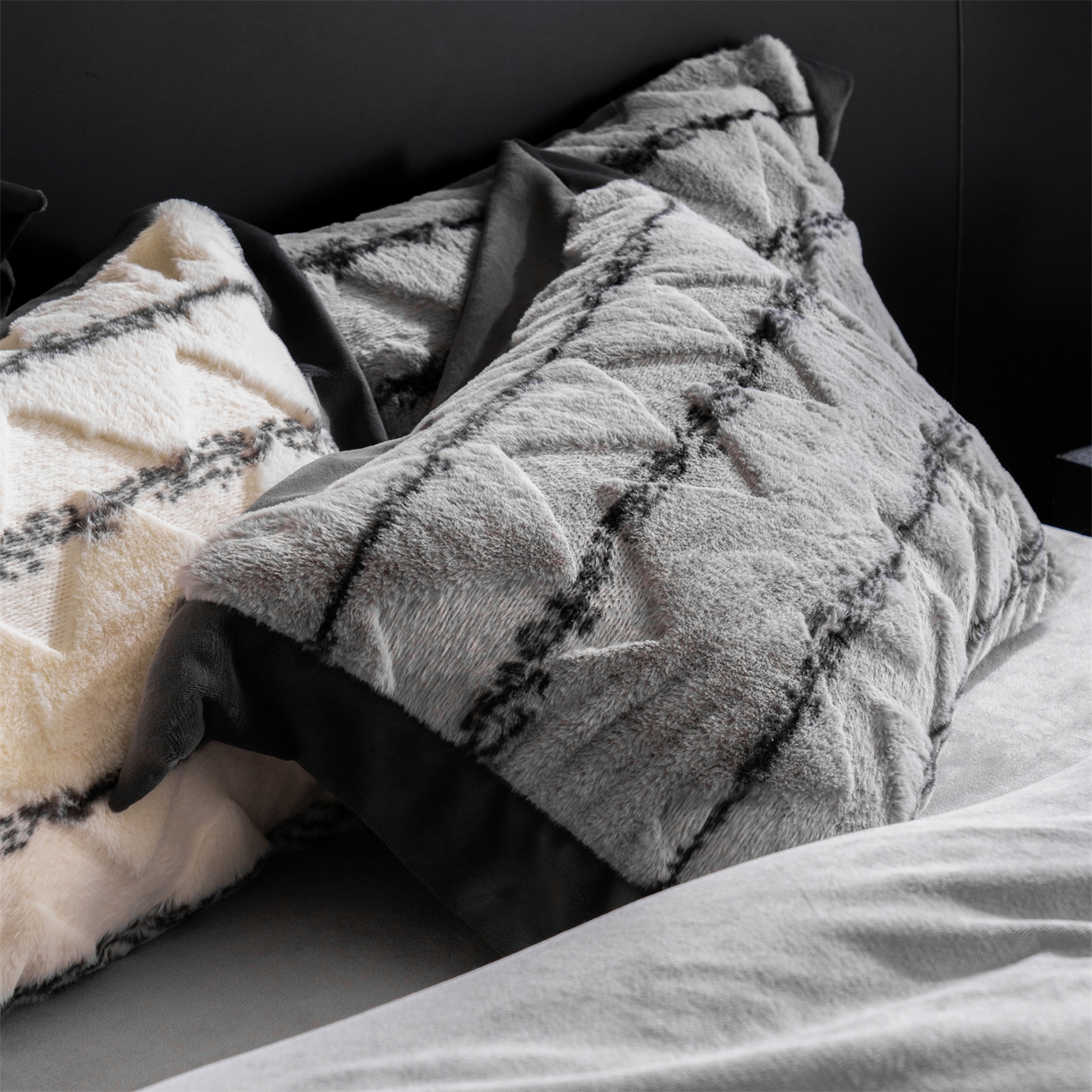 91家纺网 家纺一手货源 找家纺 罗优家纺 2025新款亲肤舒适轻奢仿兔兔绒套件四件套（小号188标准228加大248标准床笠238加大床笠258） 浅灰韵