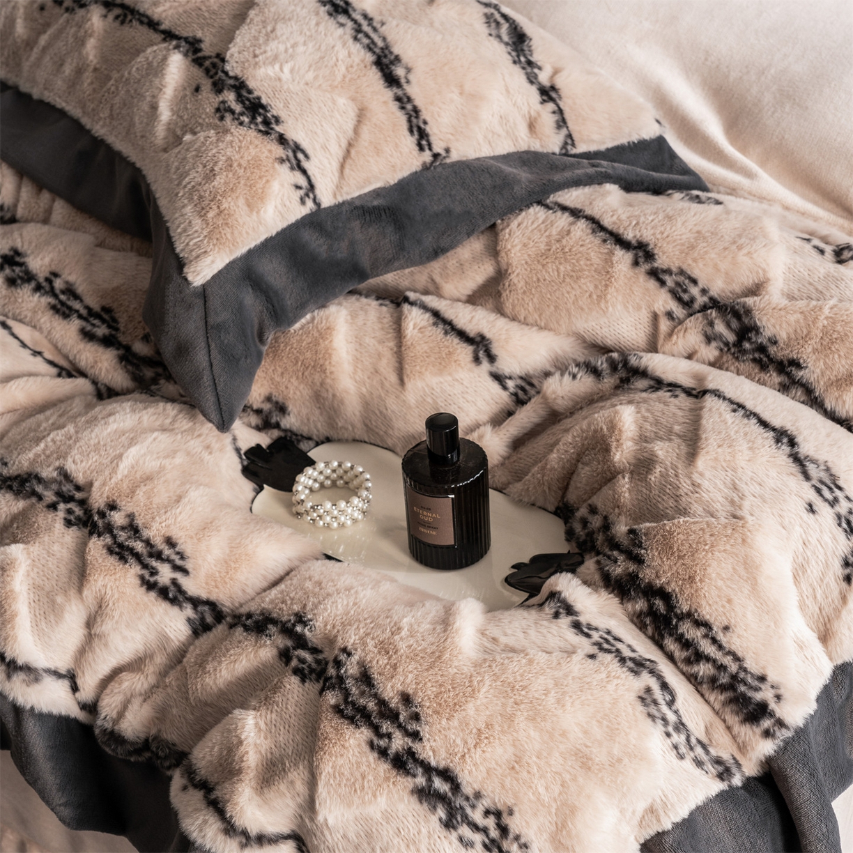 91家纺网 家纺一手货源 找家纺 罗优家纺 2025新款亲肤舒适轻奢仿兔兔绒套件四件套（小号188标准228加大248标准床笠238加大床笠258） 奶茶驼