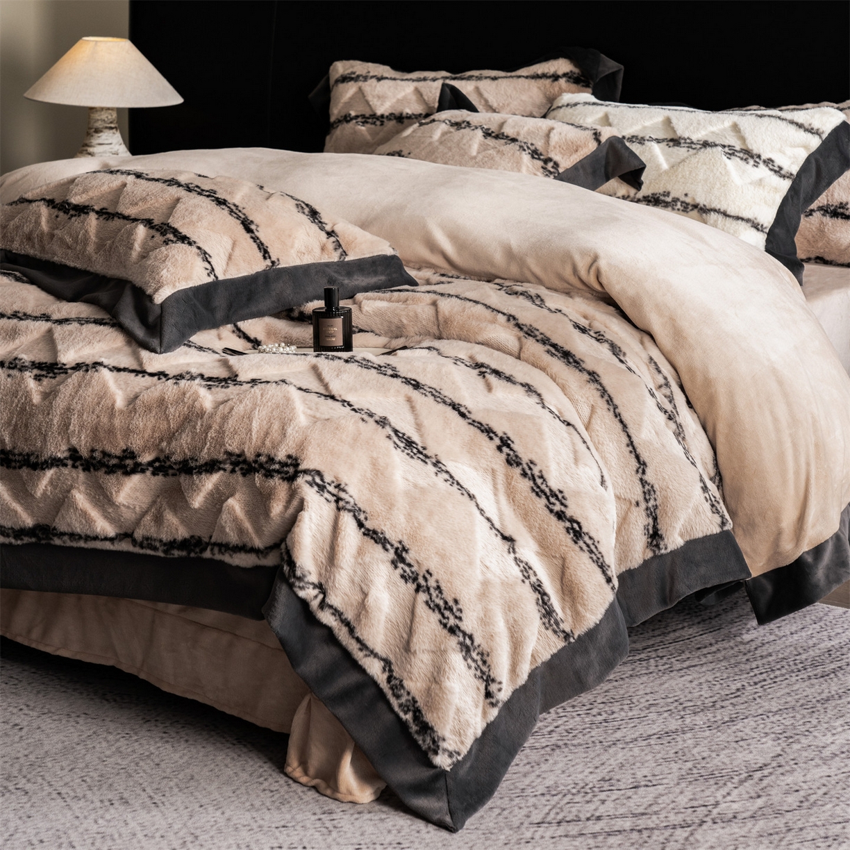 91家纺网 家纺一手货源 找家纺 罗优家纺 2025新款亲肤舒适轻奢仿兔兔绒套件四件套（小号188标准228加大248标准床笠238加大床笠258） 奶茶驼