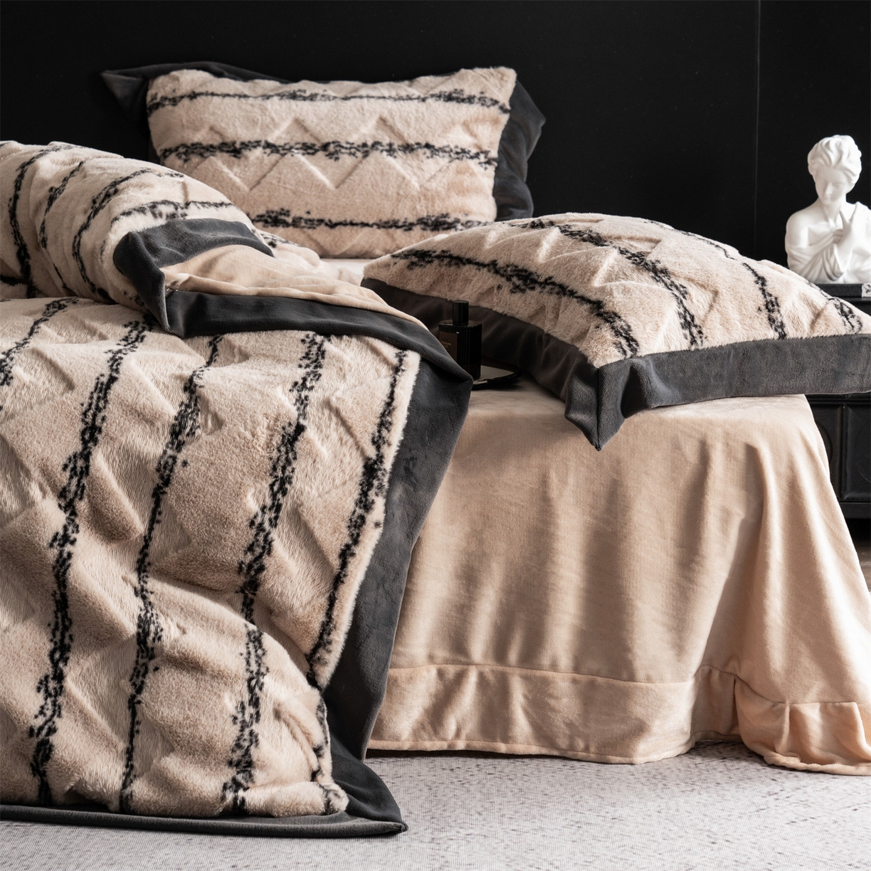 91家纺网 家纺一手货源 找家纺 罗优家纺 2025新款亲肤舒适轻奢仿兔兔绒套件四件套（小号188标准228加大248标准床笠238加大床笠258） 奶茶驼