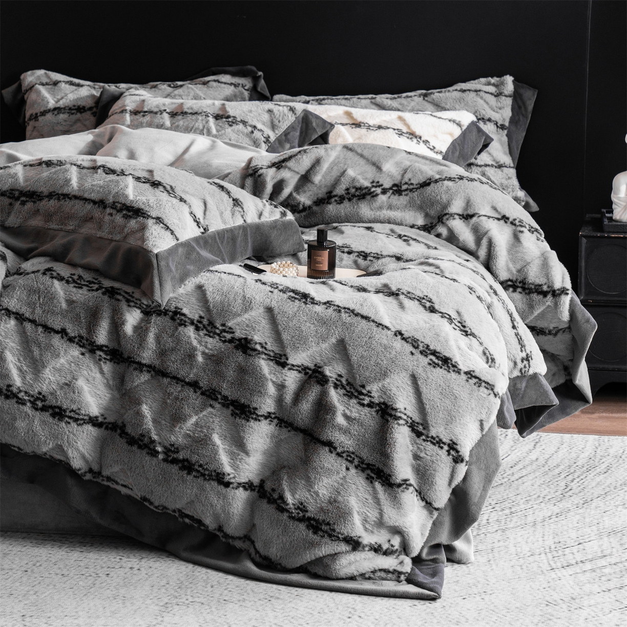 91家纺网 家纺一手货源 找家纺 罗优家纺 2025新款亲肤舒适轻奢仿兔兔绒套件四件套（小号188标准228加大248标准床笠238加大床笠258） 浅灰韵