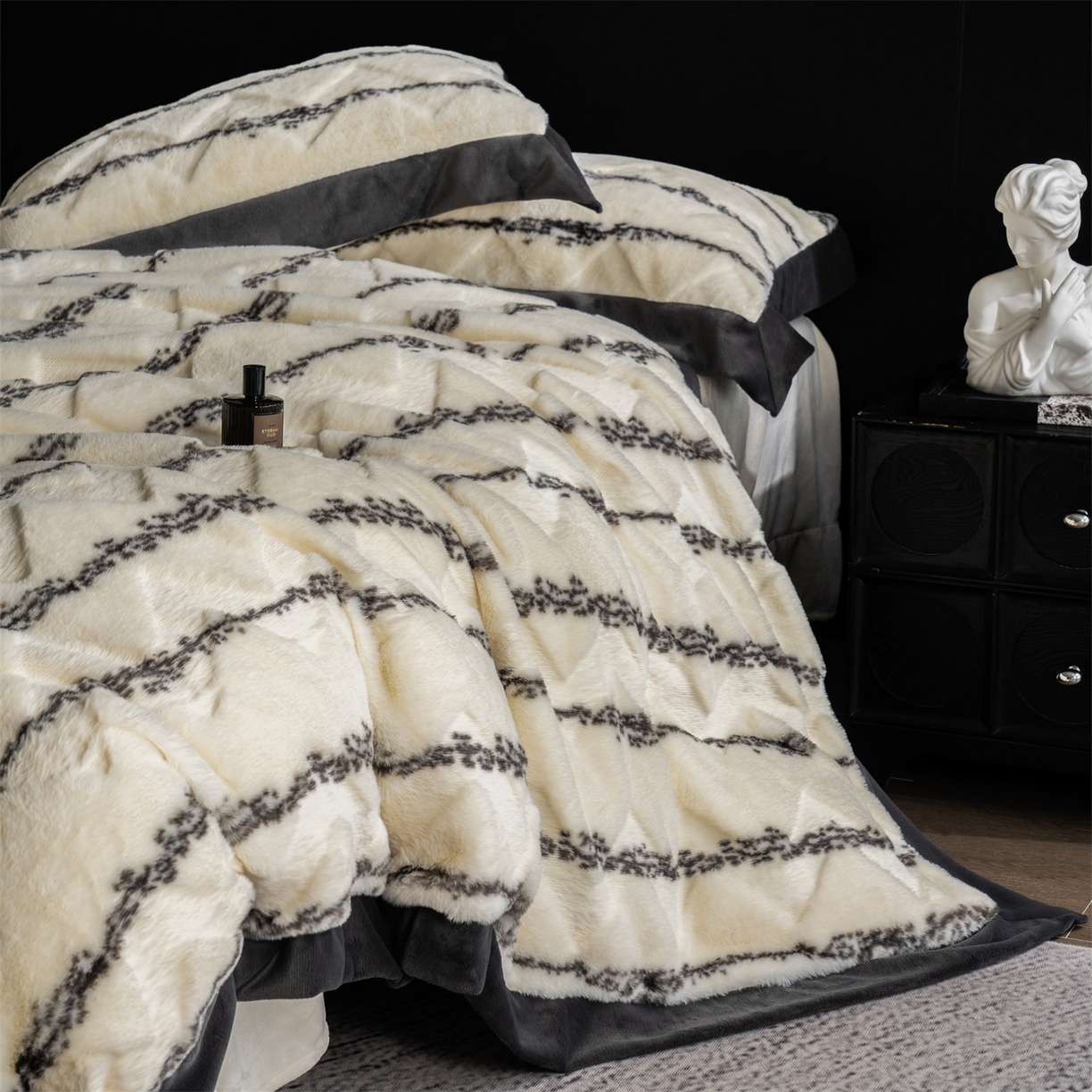 91家纺网 家纺一手货源 找家纺 罗优家纺 2025新款亲肤舒适轻奢仿兔兔绒套件四件套（小号188标准228加大248标准床笠238加大床笠258） 云绒白