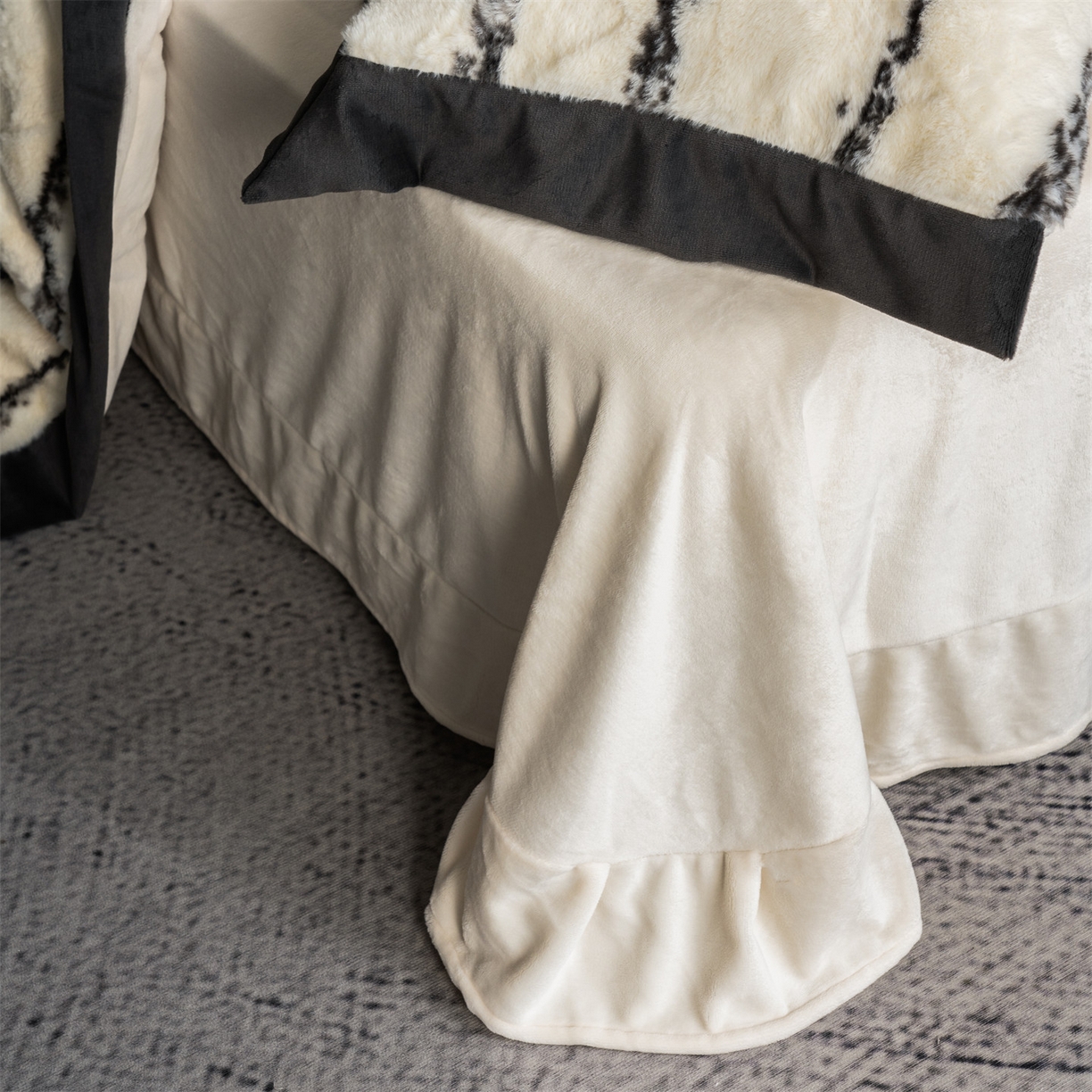 91家纺网 家纺一手货源 找家纺 罗优家纺 2025新款亲肤舒适轻奢仿兔兔绒套件四件套（小号188标准228加大248标准床笠238加大床笠258） 云绒白