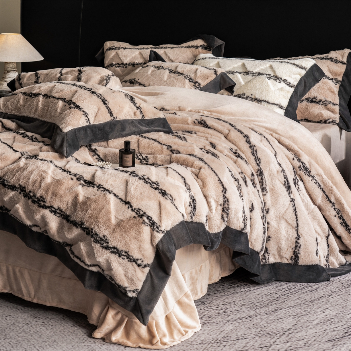 91家纺网 家纺一手货源 找家纺 罗优家纺 2025新款亲肤舒适轻奢仿兔兔绒套件四件套（小号188标准228加大248标准床笠238加大床笠258） 奶茶驼