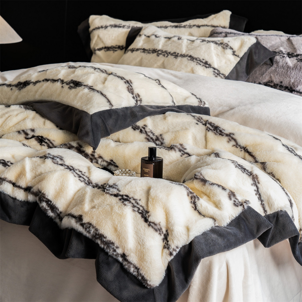 91家纺网 家纺一手货源 找家纺 罗优家纺 2025新款亲肤舒适轻奢仿兔兔绒套件四件套（小号188标准228加大248标准床笠238加大床笠258） 云绒白