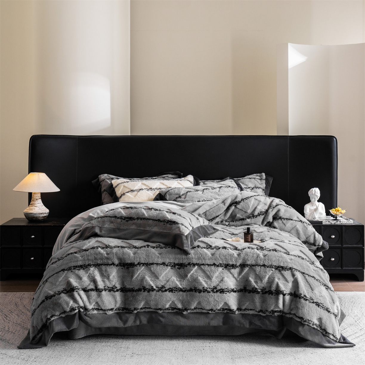 91家纺网 家纺一手货源 找家纺 罗优家纺 2025新款亲肤舒适轻奢仿兔兔绒套件四件套（小号188标准228加大248标准床笠238加大床笠258） 浅灰韵