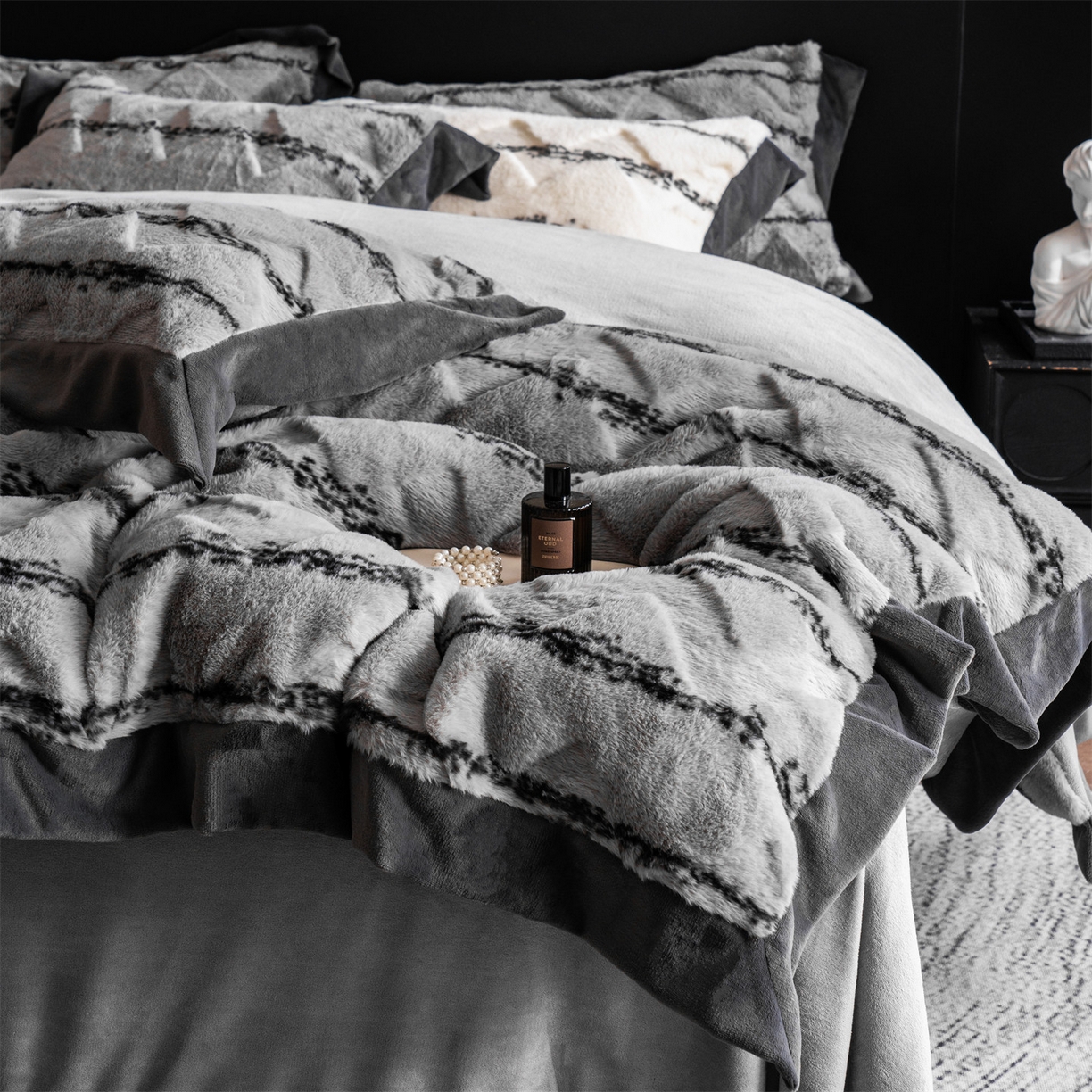 91家纺网 家纺一手货源 找家纺 罗优家纺 2025新款亲肤舒适轻奢仿兔兔绒套件四件套（小号188标准228加大248标准床笠238加大床笠258） 浅灰韵