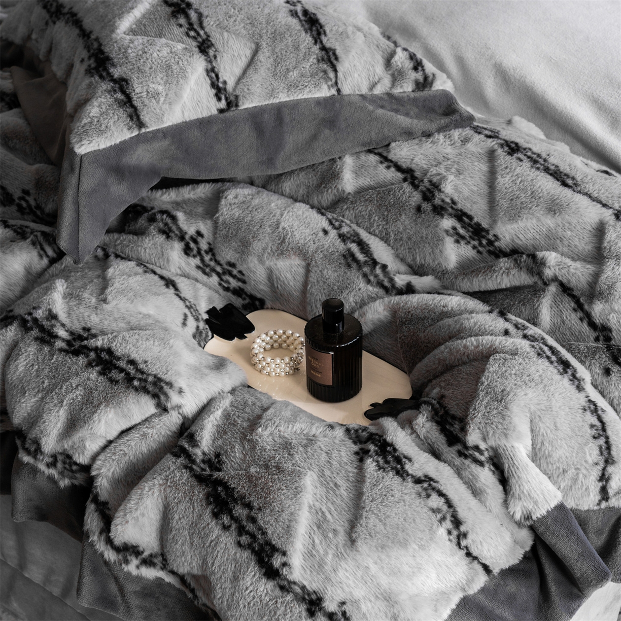 91家纺网 家纺一手货源 找家纺 罗优家纺 2025新款亲肤舒适轻奢仿兔兔绒套件四件套（小号188标准228加大248标准床笠238加大床笠258） 浅灰韵