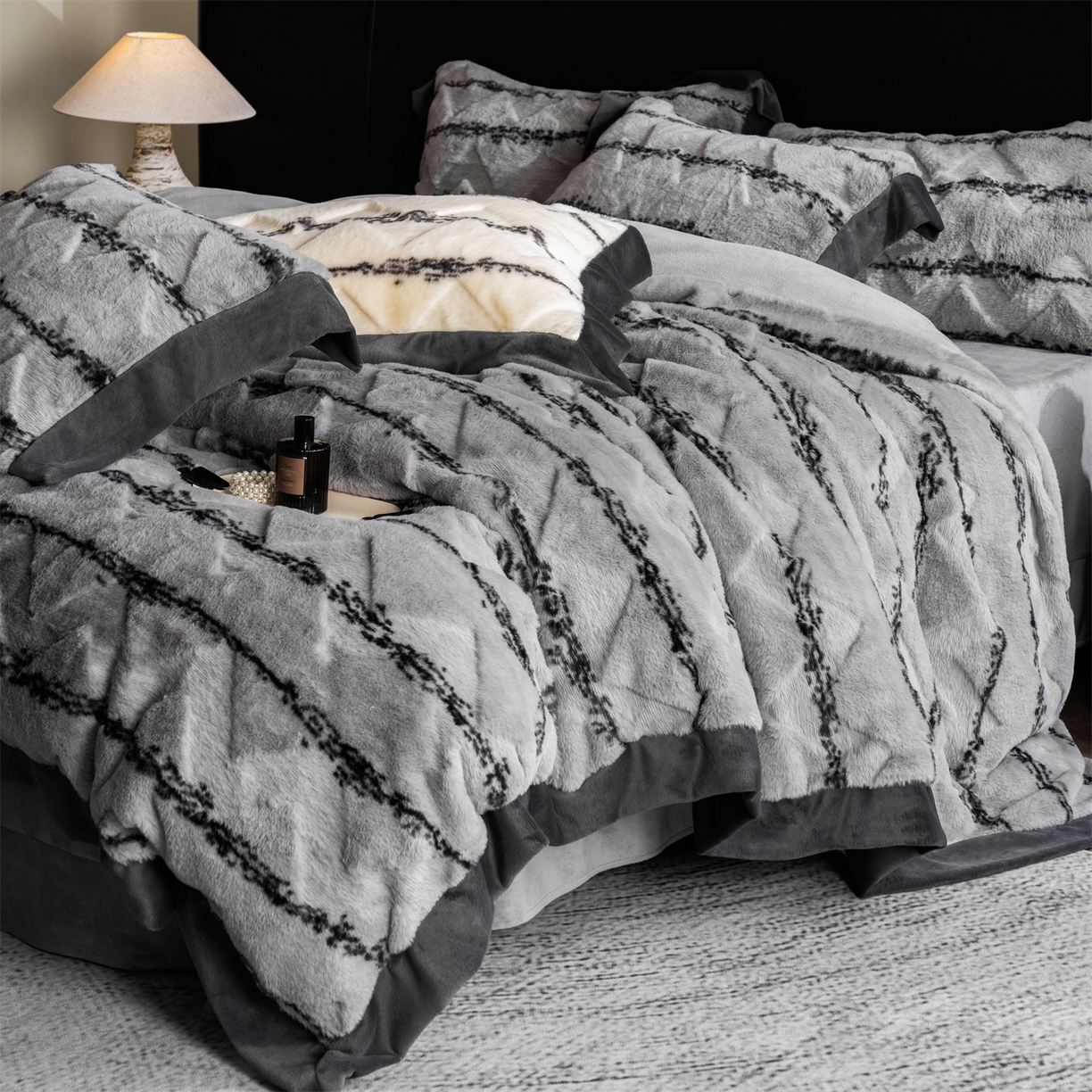 91家纺网 家纺一手货源 找家纺 罗优家纺 2025新款亲肤舒适轻奢仿兔兔绒套件四件套（小号188标准228加大248标准床笠238加大床笠258） 浅灰韵