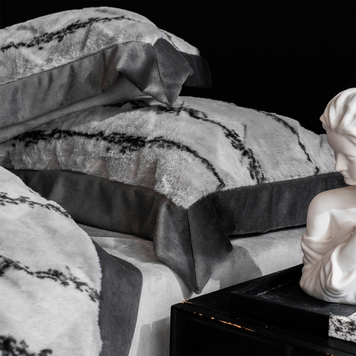 91家纺网 家纺一手货源 找家纺 罗优家纺 2025新款亲肤舒适轻奢仿兔兔绒套件四件套（小号188标准228加大248标准床笠238加大床笠258） 浅灰韵