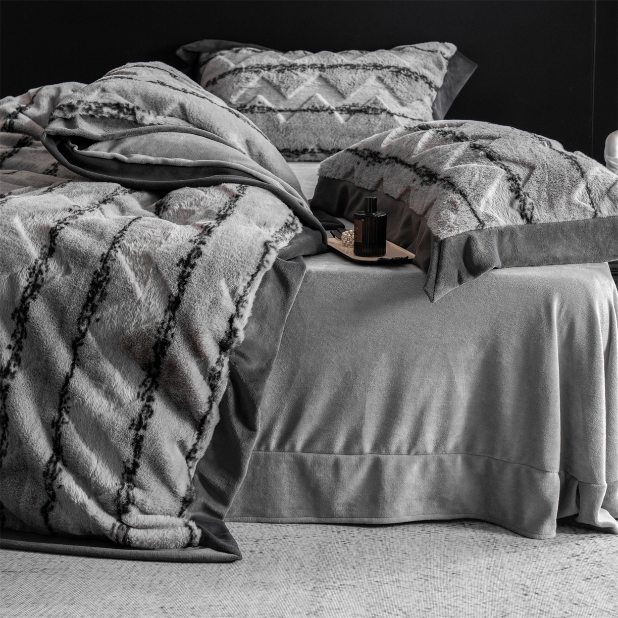 91家纺网 家纺一手货源 找家纺 罗优家纺 2025新款亲肤舒适轻奢仿兔兔绒套件四件套（小号188标准228加大248标准床笠238加大床笠258） 浅灰韵