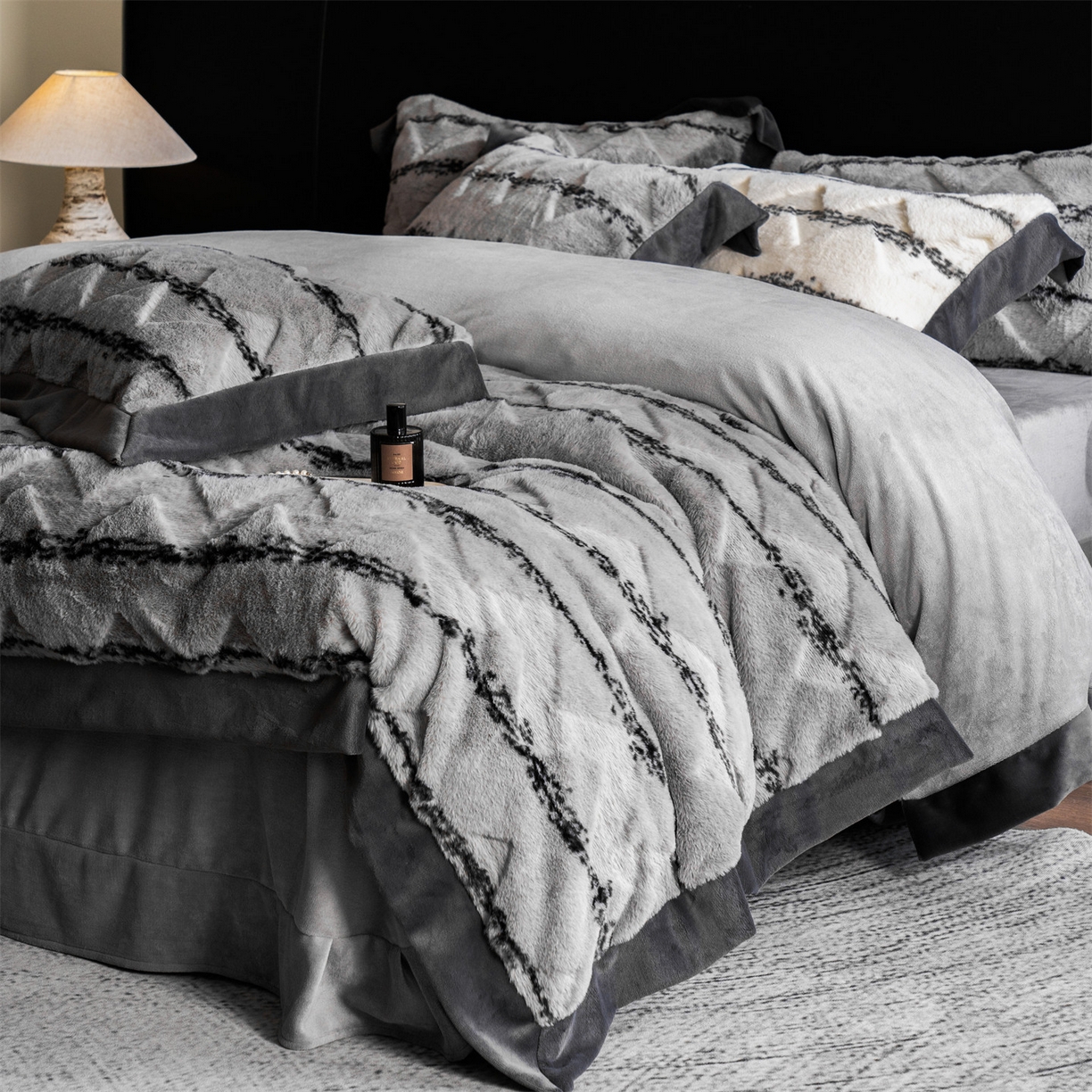 91家纺网 家纺一手货源 找家纺 罗优家纺 2025新款亲肤舒适轻奢仿兔兔绒套件四件套（小号188标准228加大248标准床笠238加大床笠258） 浅灰韵