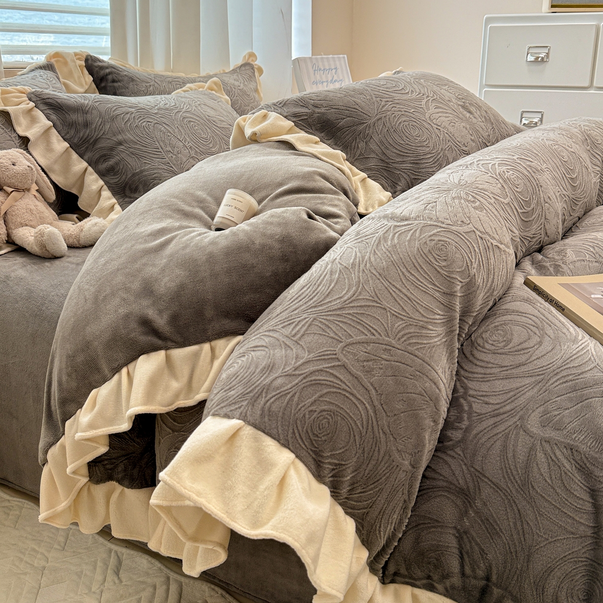 91家纺网 家纺一手货源 找家纺 懒猫家纺 2025新款亲肤舒适牛奶绒四件套-千寻花语系列 千寻花语-银灰