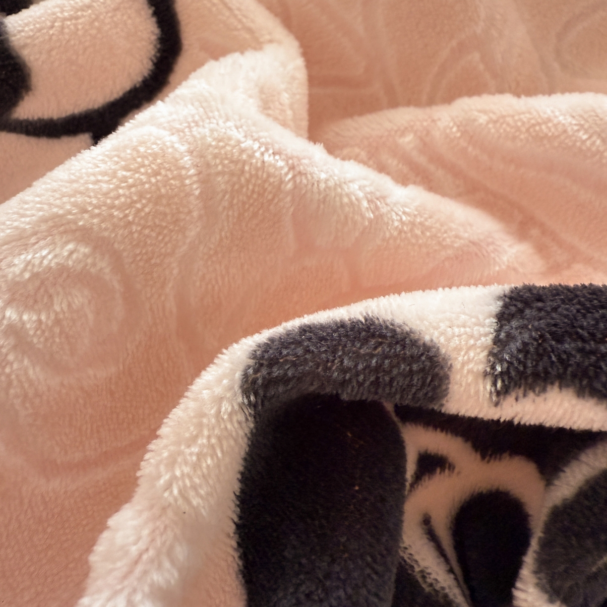 91家纺网 家纺一手货源 找家纺 懒猫家纺 2025新款亲肤舒适牛奶绒四件套-可可小姐系列 可可小姐-水粉