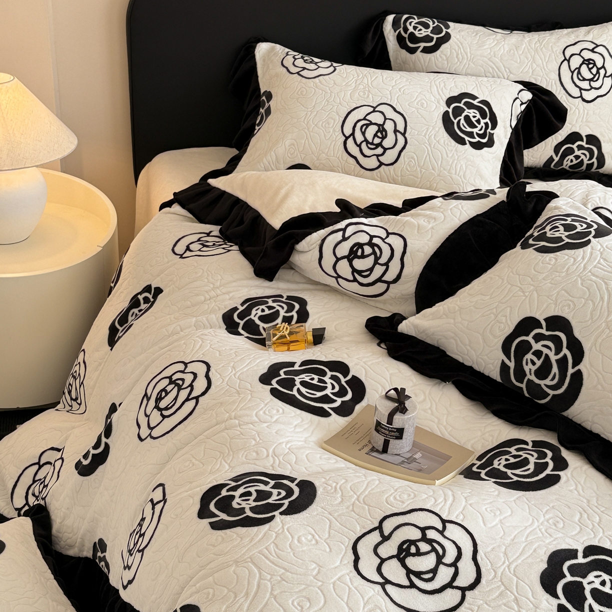 91家纺网 家纺一手货源 找家纺 懒猫家纺 2025新款亲肤舒适牛奶绒四件套-可可小姐系列 可可小姐-瓷白