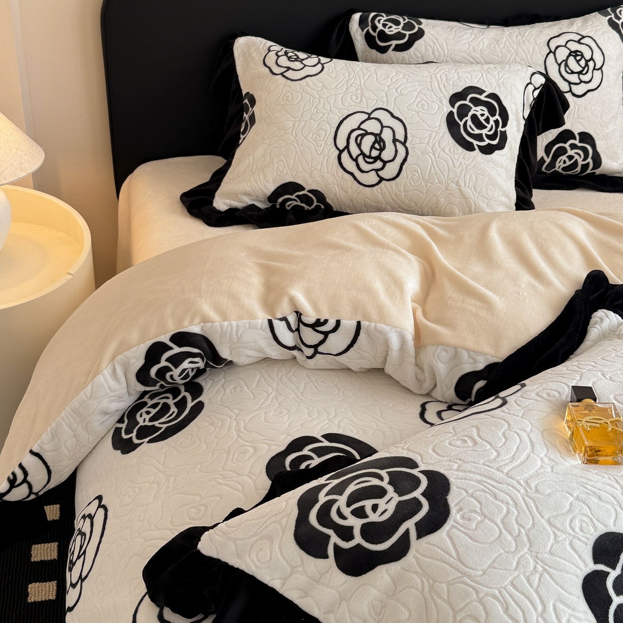 91家纺网 家纺一手货源 找家纺 懒猫家纺 2025新款亲肤舒适牛奶绒四件套-可可小姐系列 可可小姐-瓷白