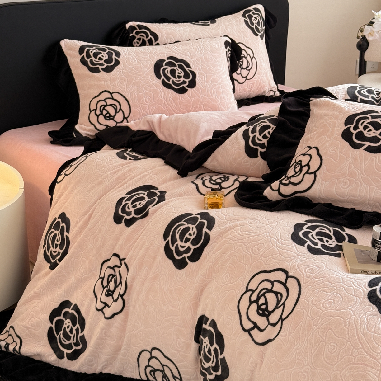 91家纺网 家纺一手货源 找家纺 懒猫家纺 2025新款亲肤舒适牛奶绒四件套-可可小姐系列 可可小姐-水粉