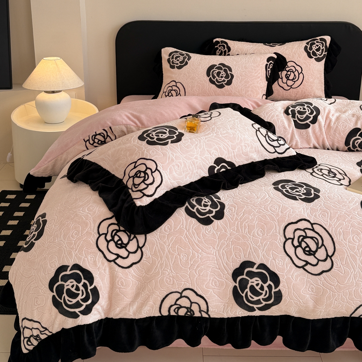 91家纺网 家纺一手货源 找家纺 懒猫家纺 2025新款亲肤舒适牛奶绒四件套-可可小姐系列 可可小姐-水粉