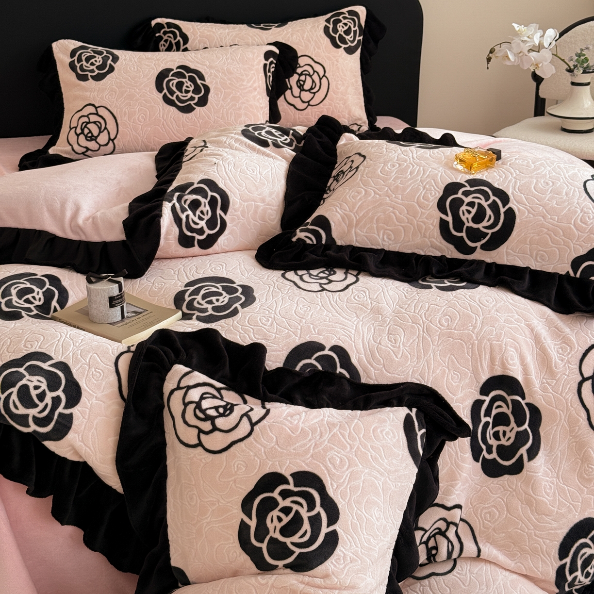 91家纺网 家纺一手货源 找家纺 懒猫家纺 2025新款亲肤舒适牛奶绒四件套-可可小姐系列 可可小姐-水粉