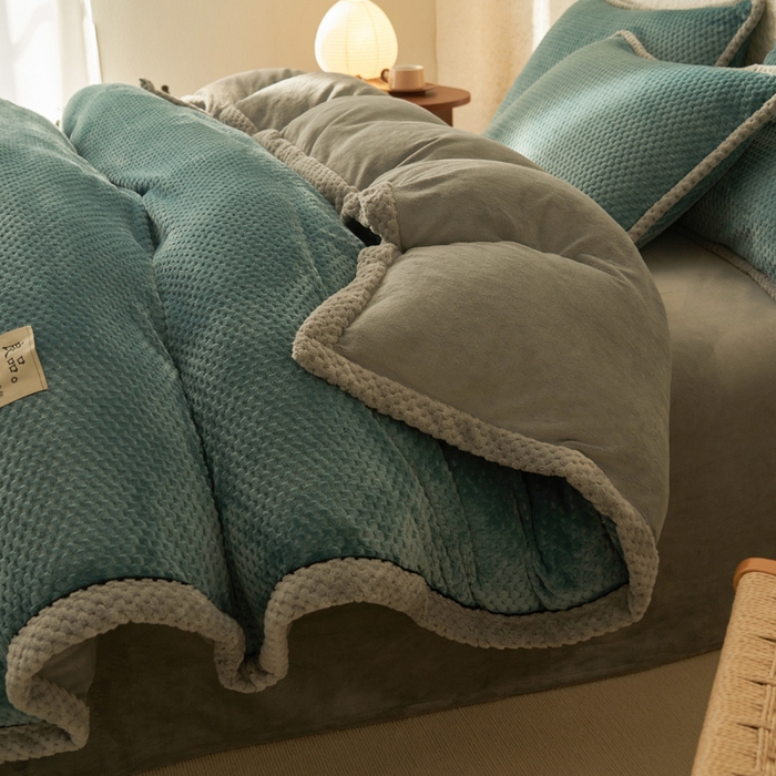 91家纺网 家纺一手货源 找家纺 早晨家纺 2025新款尚流款牛奶绒提花四件套 尚流-孔雀蓝