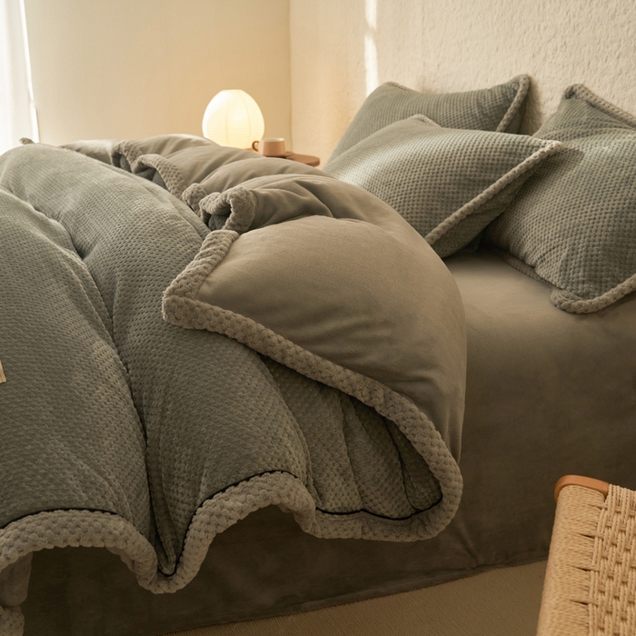 91家纺网 家纺一手货源 找家纺 早晨家纺 2025新款尚流款牛奶绒提花四件套 尚流-浅灰