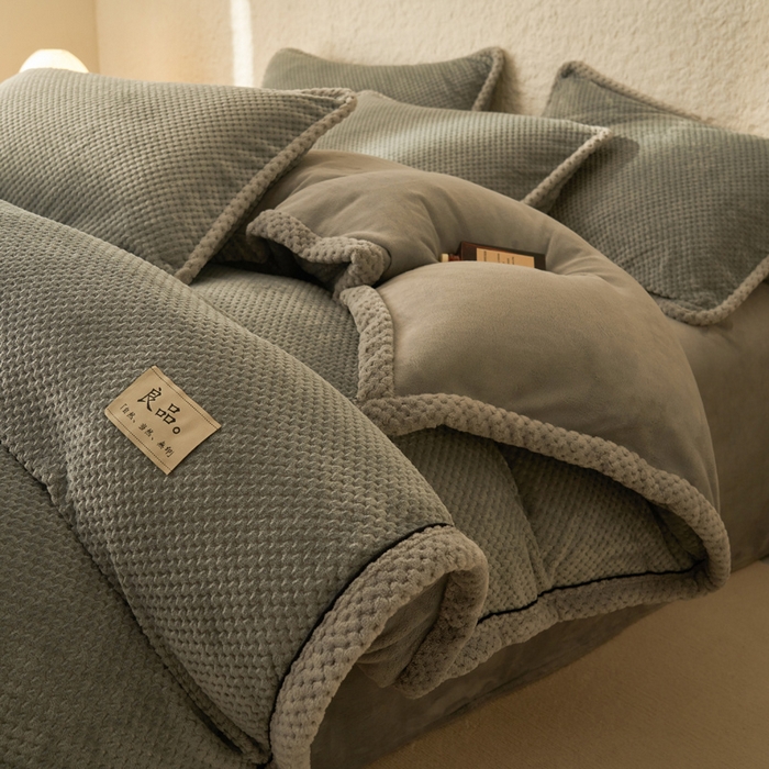 91家纺网 家纺一手货源 找家纺 早晨家纺 2025新款尚流款牛奶绒提花四件套 尚流-浅灰