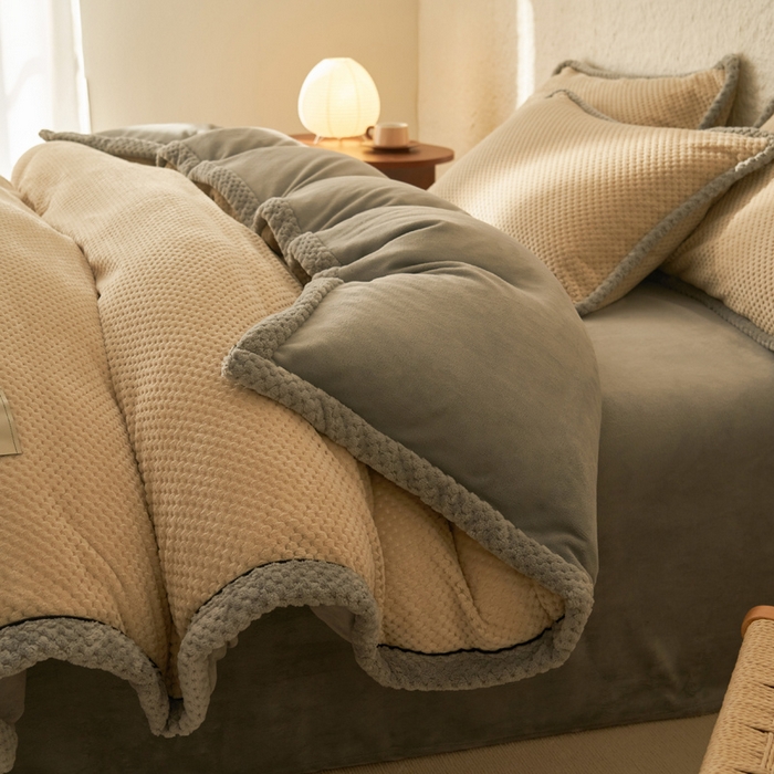 91家纺网 家纺一手货源 找家纺 早晨家纺 2025新款尚流款牛奶绒提花四件套 尚流-米驼