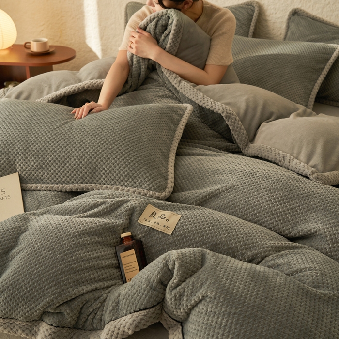 91家纺网 家纺一手货源 找家纺 早晨家纺 2025新款尚流款牛奶绒提花四件套 尚流-浅灰