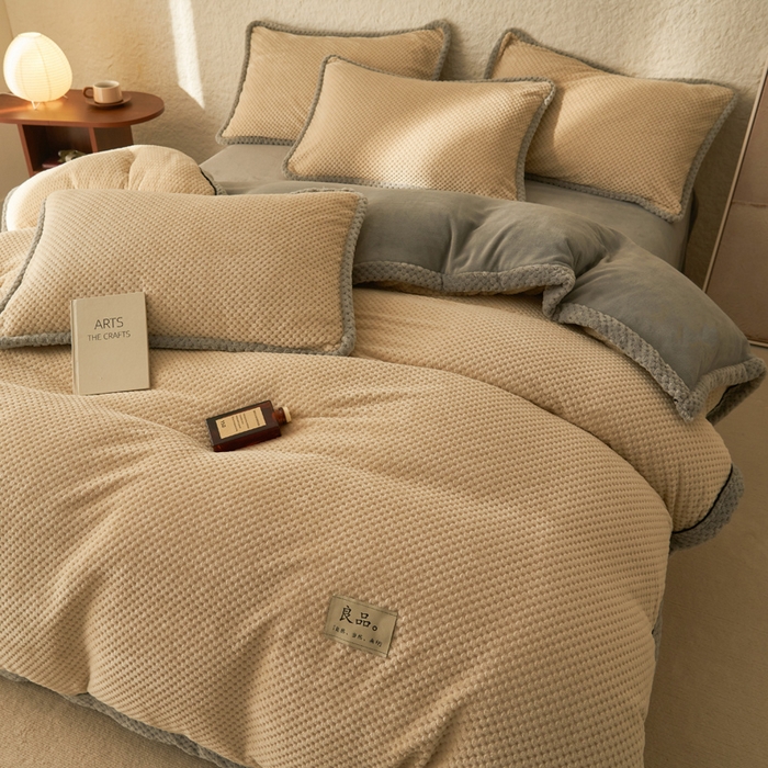 91家纺网 家纺一手货源 找家纺 早晨家纺 2025新款尚流款牛奶绒提花四件套 尚流-米驼