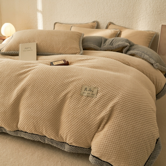 91家纺网 家纺一手货源 找家纺 早晨家纺 2025新款尚流款牛奶绒提花四件套 尚流-米驼