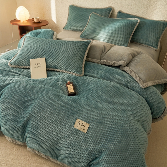 91家纺网 家纺一手货源 找家纺 早晨家纺 2025新款尚流款牛奶绒提花四件套 尚流-孔雀蓝