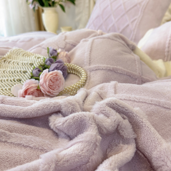 91家纺网 家纺一手货源 找家纺 宜凡家纺 2025新款兔绒提花牛奶绒夹棉床裙四件套（森林密语） 森林密语 浅紫