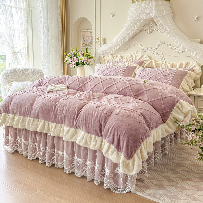 91家纺网 家纺一手货源 找家纺 宜凡家纺 2025新款兔绒提花牛奶绒夹棉床裙四件套（森林密语） 森林密语 豆沙紫