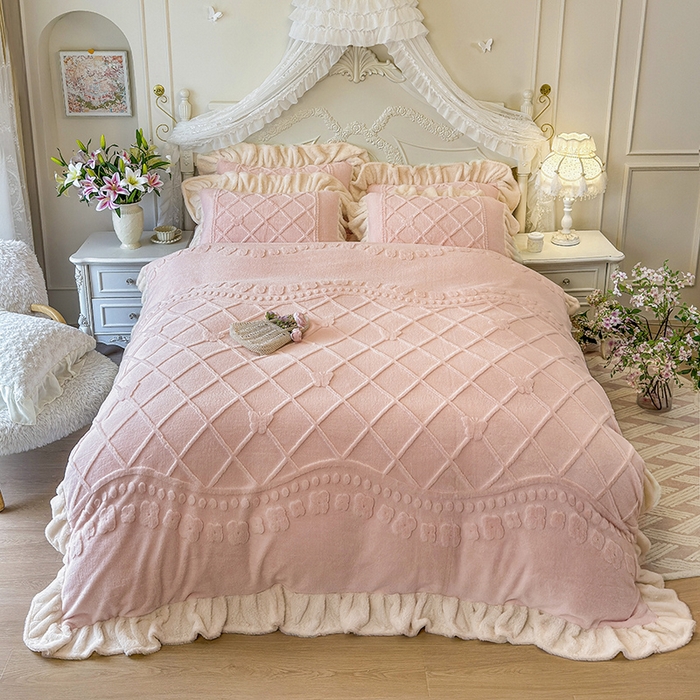 91家纺网 家纺一手货源 找家纺 宜凡家纺 2025新款兔绒提花牛奶绒夹棉床裙四件套（森林密语） 森林密语-玉色