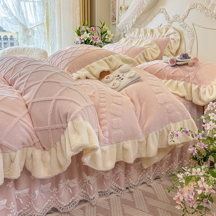 91家纺网 家纺一手货源 找家纺 宜凡家纺 2025新款兔绒提花牛奶绒夹棉床裙四件套（森林密语） 森林密语-玉色