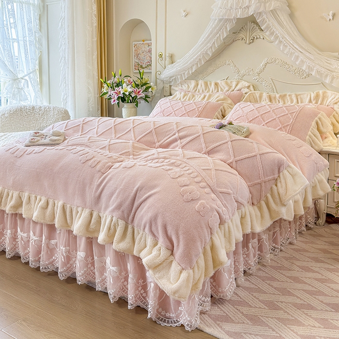 91家纺网 家纺一手货源 找家纺 宜凡家纺 2025新款兔绒提花牛奶绒夹棉床裙四件套（森林密语） 森林密语-玉色