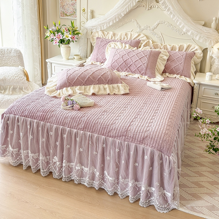 91家纺网 家纺一手货源 找家纺 宜凡家纺 2025新款兔绒提花牛奶绒夹棉床裙四件套（森林密语） 森林密语 豆沙紫