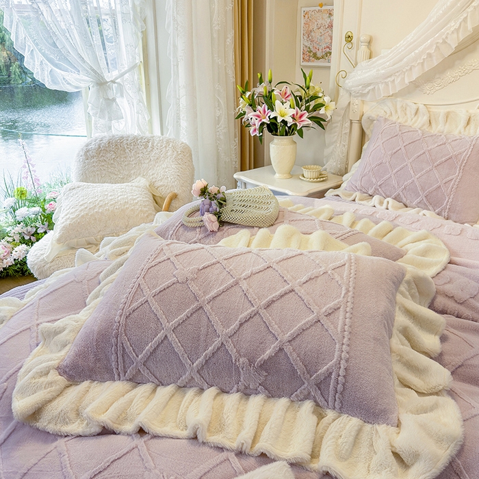 91家纺网 家纺一手货源 找家纺 宜凡家纺 2025新款兔绒提花牛奶绒夹棉床裙四件套（森林密语） 森林密语 浅紫