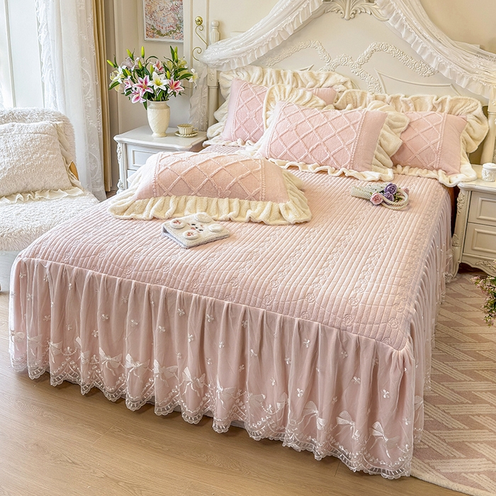 91家纺网 家纺一手货源 找家纺 宜凡家纺 2025新款兔绒提花牛奶绒夹棉床裙四件套（森林密语） 森林密语-玉色