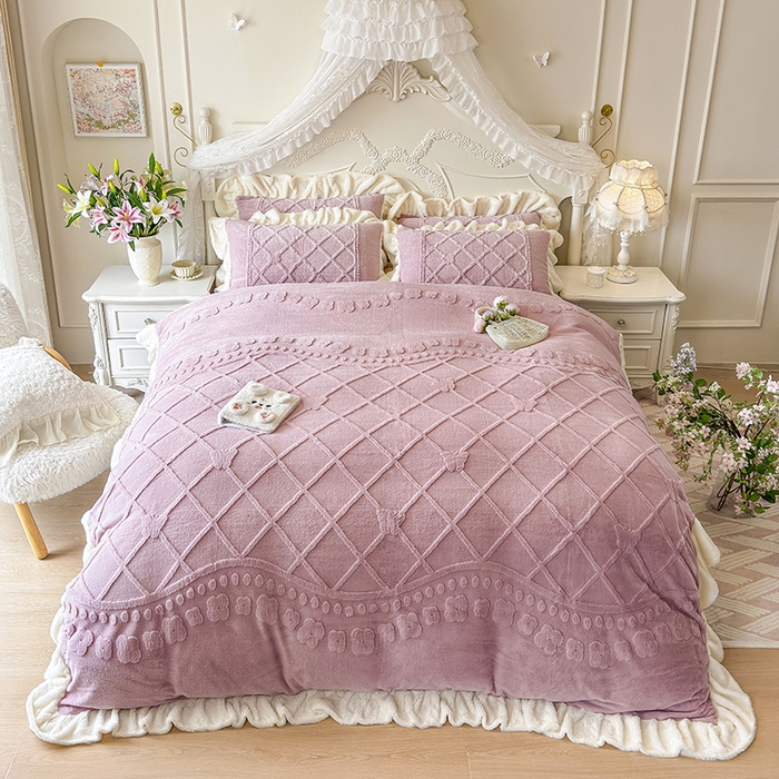 91家纺网 家纺一手货源 找家纺 宜凡家纺 2025新款兔绒提花牛奶绒夹棉床裙四件套（森林密语） 森林密语 豆沙紫