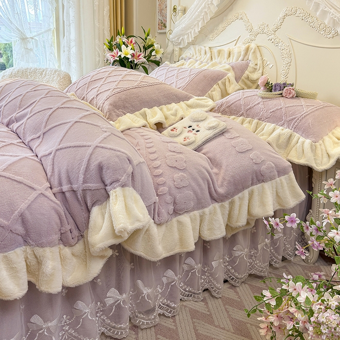 91家纺网 家纺一手货源 找家纺 宜凡家纺 2025新款兔绒提花牛奶绒夹棉床裙四件套（森林密语） 森林密语 浅紫